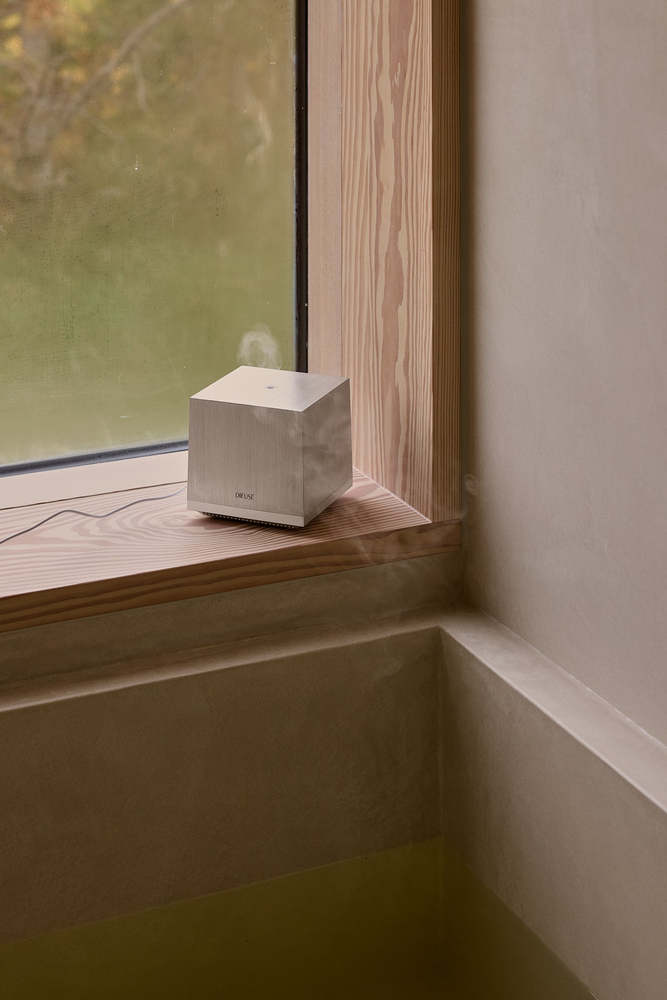 Minimalist aluminium diffuser by DIFUSE